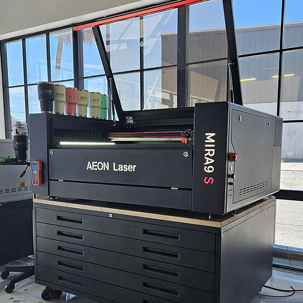 Product specialist and person looking at an Aeon laser together in the 漫画18禁无遮挡▓男同 showroom