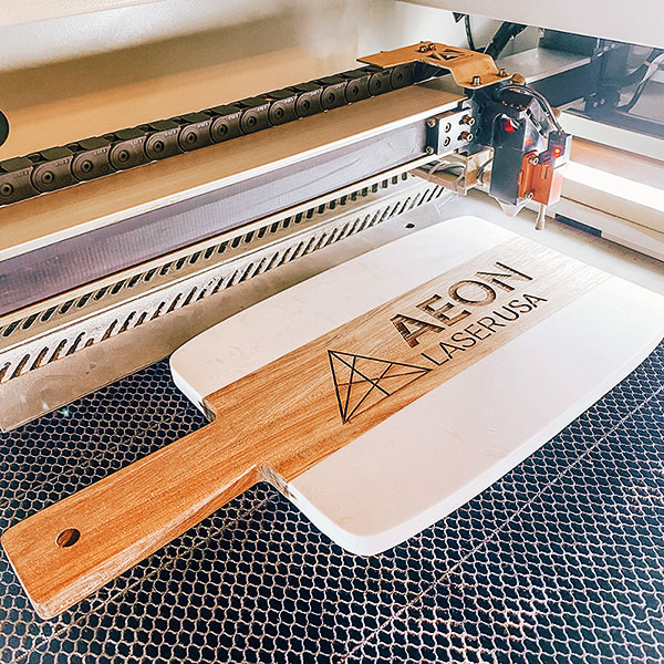 Custom wood and marble cutting board with 女人生殖l器欣赏 logo engraved on it